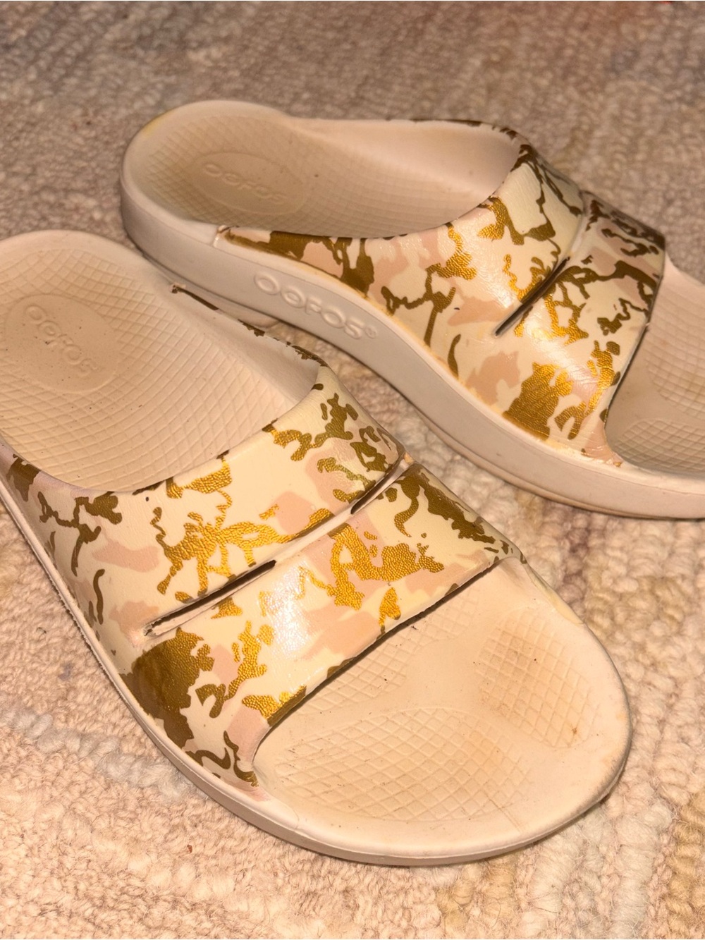 OOFOS Women’s 7/Men’s 5 cream and tan camouflage Comfort slides